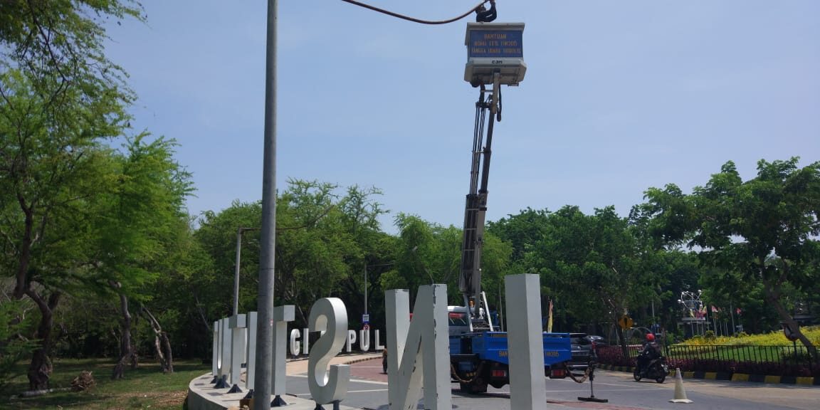Pemasangan Smart Pole di Bundaran ITS