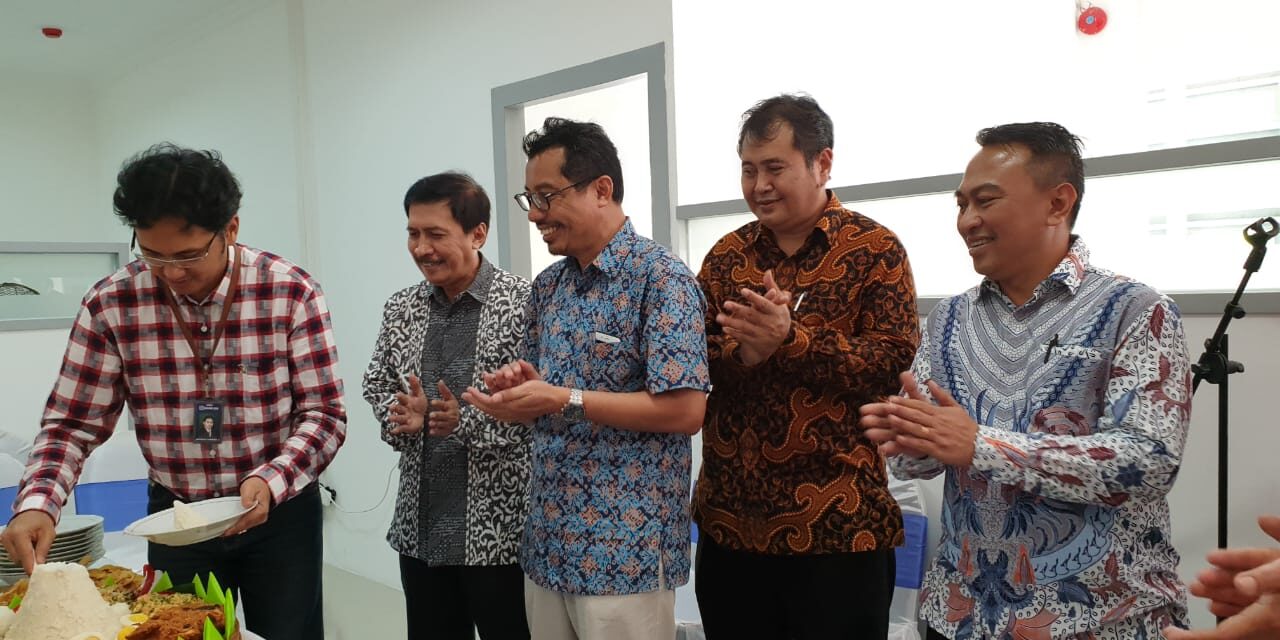 Pemotongan tumpeng sebagai ungkapan syukur peresmian kantor baru Bank BRI